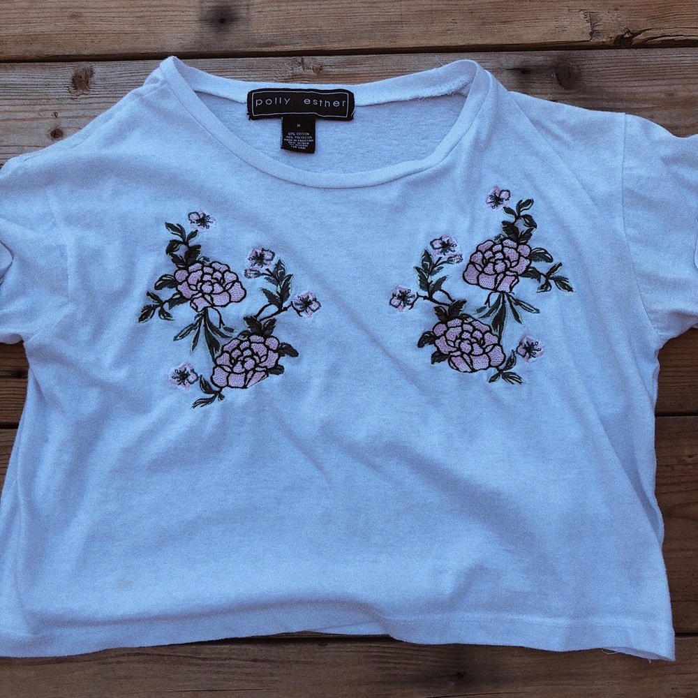 cute white cropped loose tee.